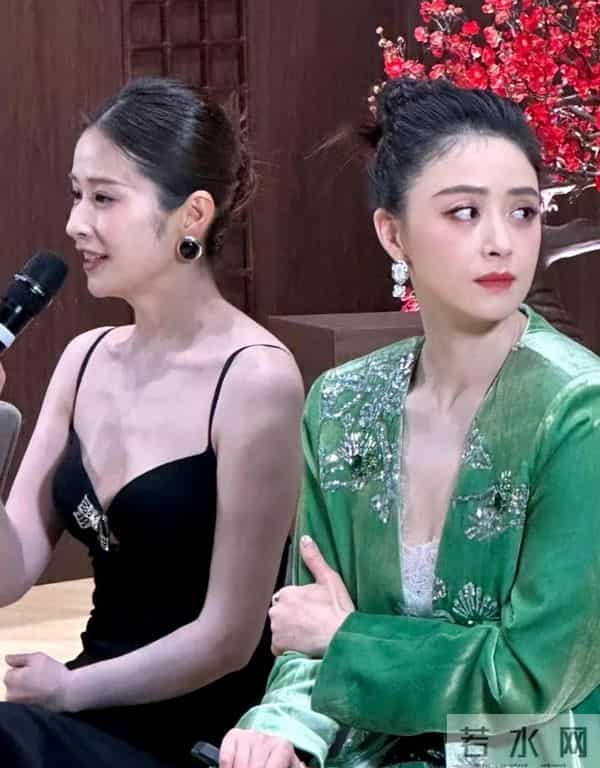 颖儿坐在蒋欣旁边完全不输,当妈后的颖儿更温柔 蒋欣好瘦她在发光