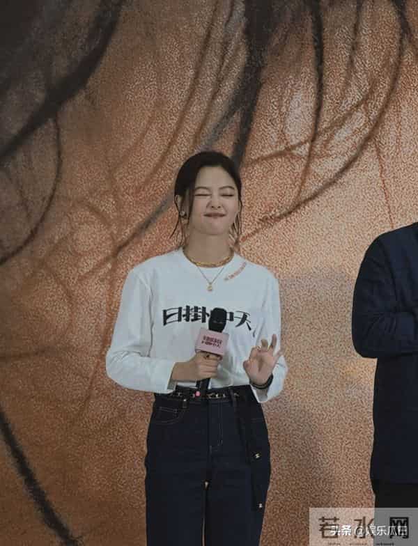 辛芷蕾现身佛山顺德万象汇，白上衣配牛仔裤，简约穿搭美出新高度