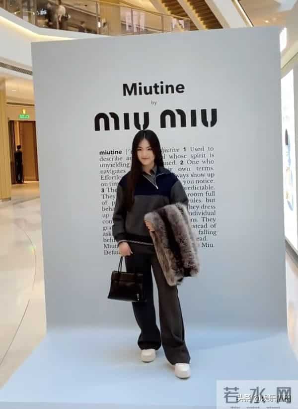 王诗龄今日线下活动,休闲简约穿搭美出新高度,果然瘦了就是美