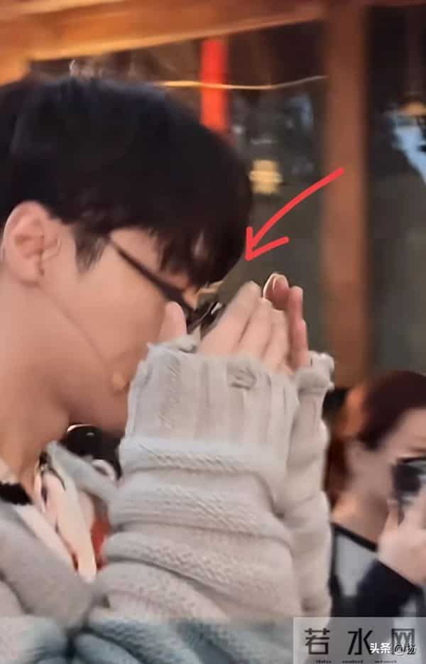 乌镇偶遇张艺兴，打扮酷帅和粉丝牵手，摘下墨镜说：装不了一点！