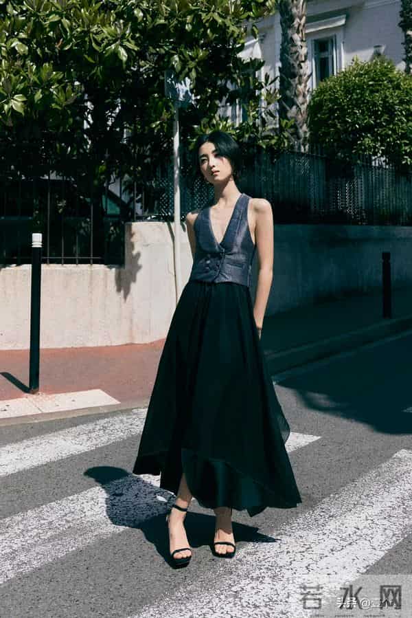 张子枫把自律藏进马甲线，把故事写进眼神里。