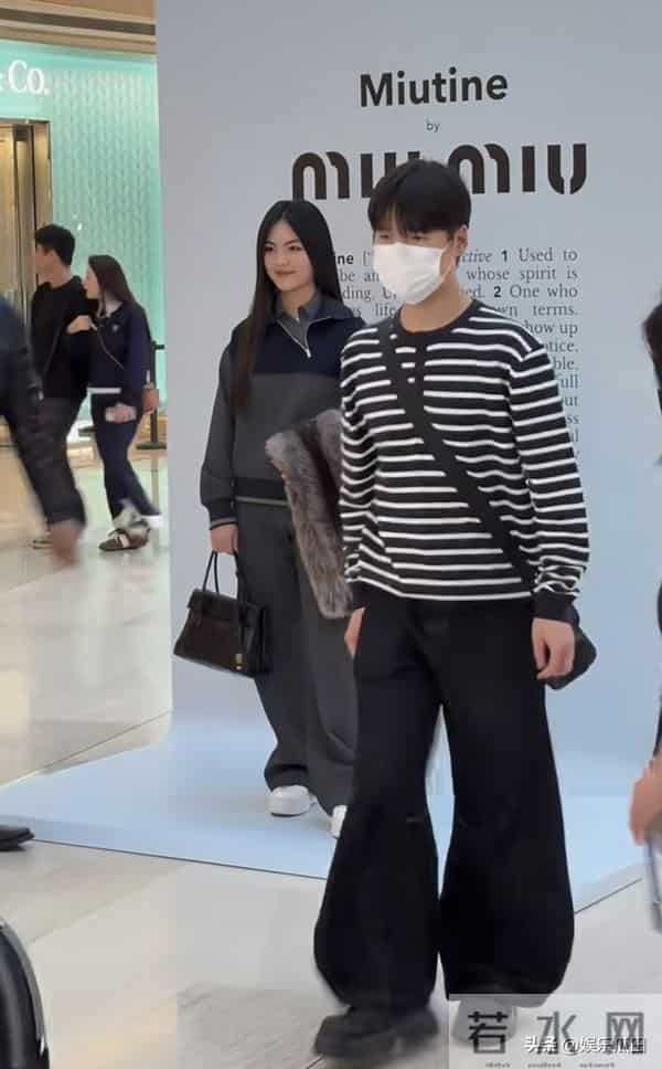 王诗龄今日线下活动,休闲简约穿搭美出新高度,果然瘦了就是美