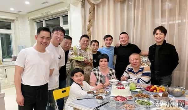 郭德纲带妻儿澳洲度假，郭汾阳扎耳洞面相凶狠，身材比爸妈还胖