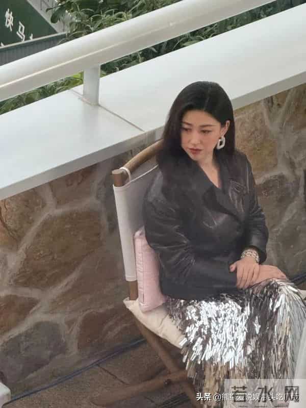 41岁朱珠在重庆和朋友聚会，穿着亮片裙脚踩高跟鞋，打扮贵气十足