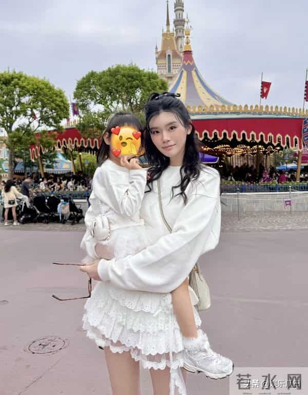 奚梦瑶晒为女儿庆生照 母女俩穿亲子装 画面好温馨 四岁女儿长腿抢镜