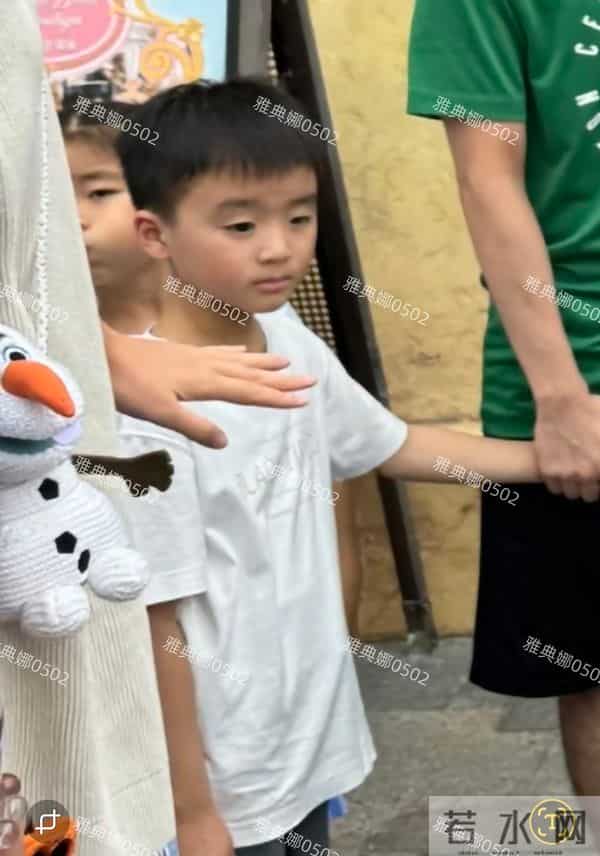香港迪士尼偶遇何猷君夫妇，6岁的儿子跟奚梦瑶刚出道时长得超像