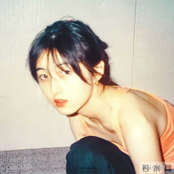 张子枫把自律藏进马甲线，把故事写进眼神里。