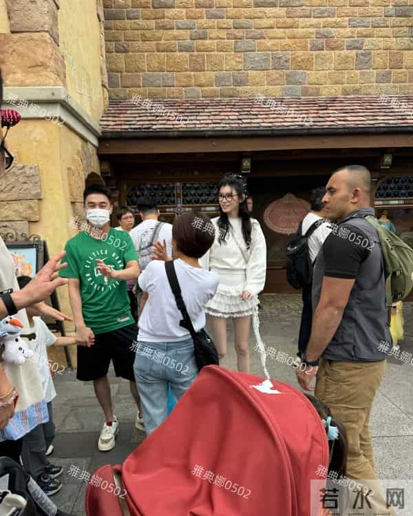 香港迪士尼偶遇何猷君夫妇，6岁的儿子跟奚梦瑶刚出道时长得超像