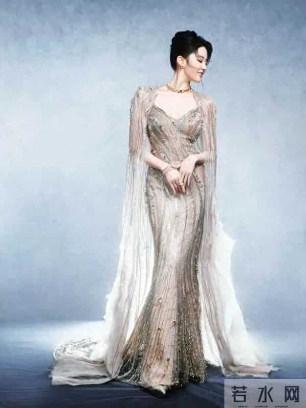 刘亦菲近照大胆的金色蕾丝透视裙，这腰臀比有点顶级