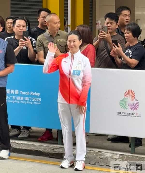 何超琼和妹妹何超凤同框，姐妹俩素颜出镜，俩人的仪态让人羡慕