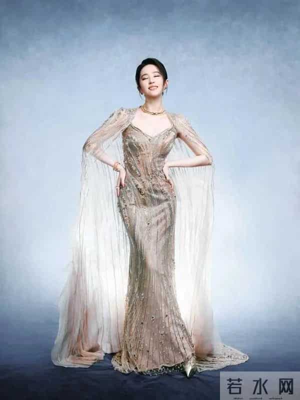 刘亦菲近照大胆的金色蕾丝透视裙，这腰臀比有点顶级