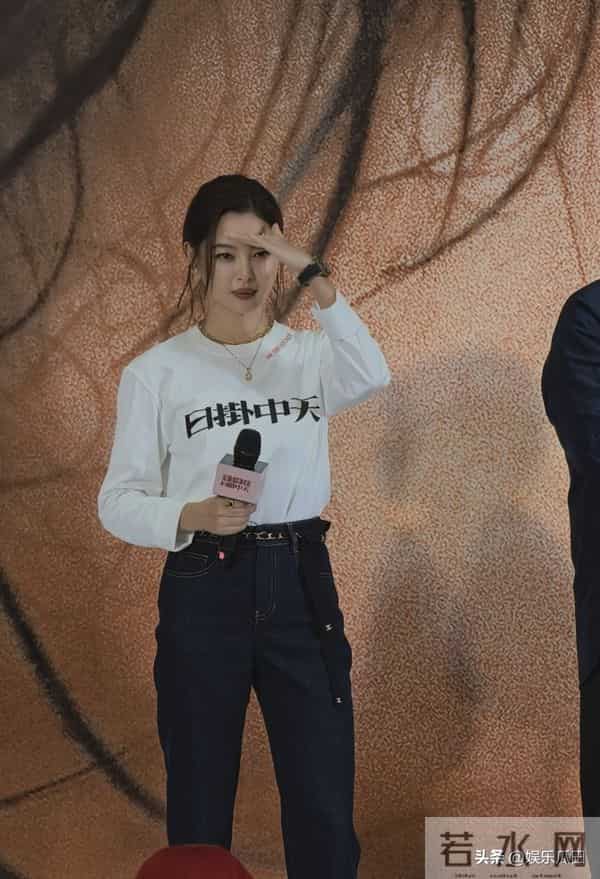 辛芷蕾现身佛山顺德万象汇，白上衣配牛仔裤，简约穿搭美出新高度