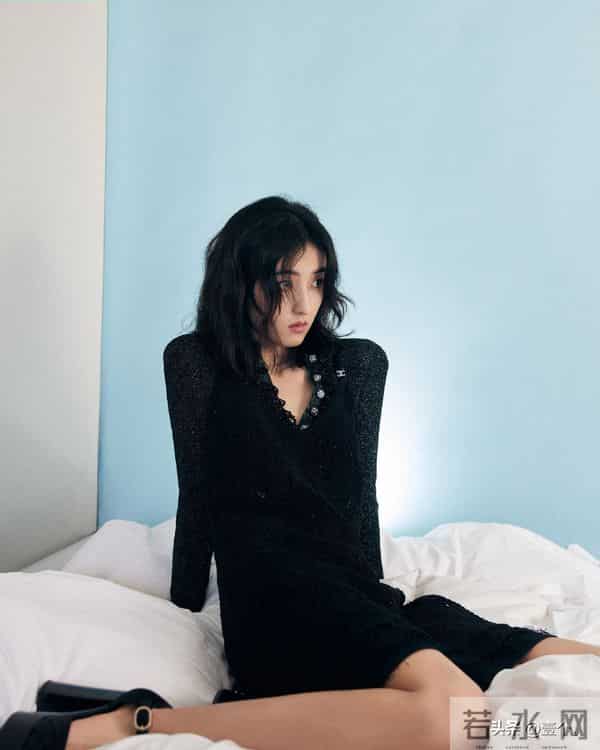 张子枫把自律藏进马甲线，把故事写进眼神里。