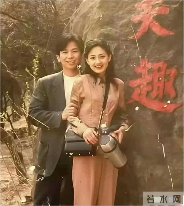 牛莉和她老公年轻时候的照片，在那个没有美颜的年代美成这样