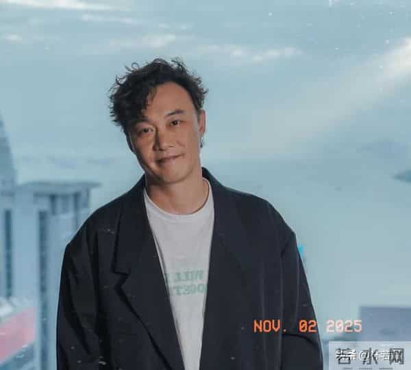 陈奕迅徐濠萦现身香港街头被偶遇，51岁陈奕迅换了发型，帅翻了！