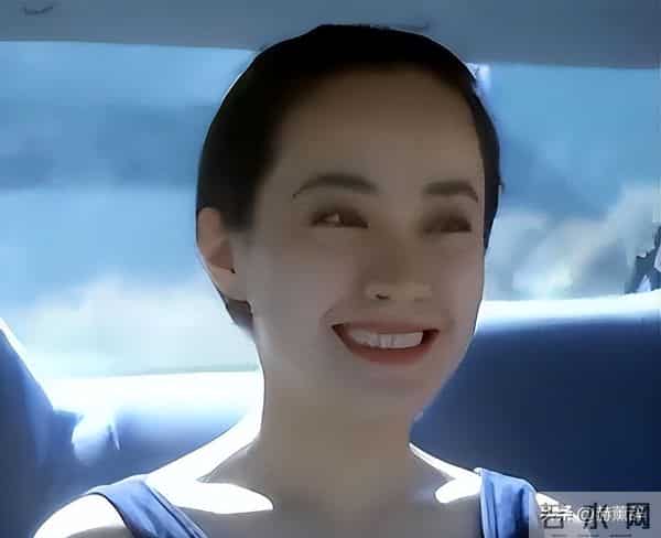 她嫁著名导演被捧红，丈夫病逝后不再演戏，如今56岁单身无儿无女