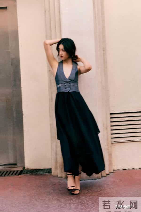 张子枫把自律藏进马甲线，把故事写进眼神里。