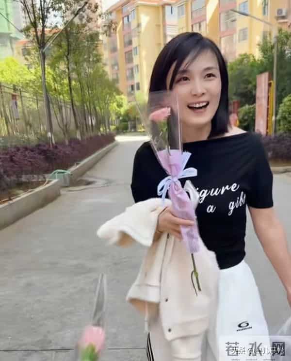 瑾汐正面回应5万元生活费 希望粉丝不要再骂亲生爸妈 她可能单干了