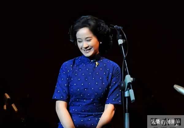 她嫁著名导演被捧红，丈夫病逝后不再演戏，如今56岁单身无儿无女