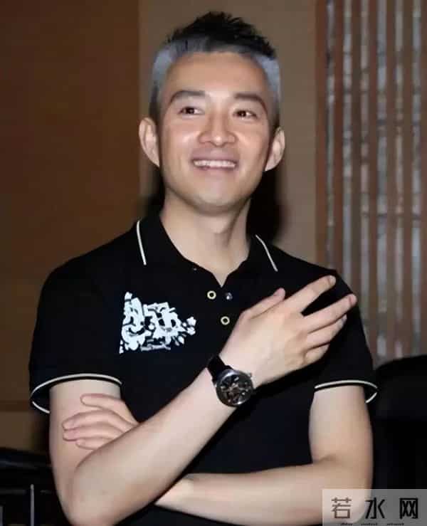 “前最帅央视主持人”复出，56岁已满头白发，回应成“身价百亿总裁”：只是个快乐的打工人