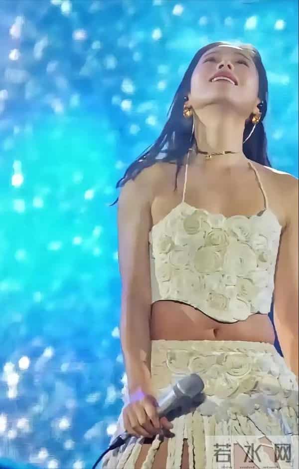 江一燕这腰非得要露出来吗？腰上这一圈肉还挺让人出戏的