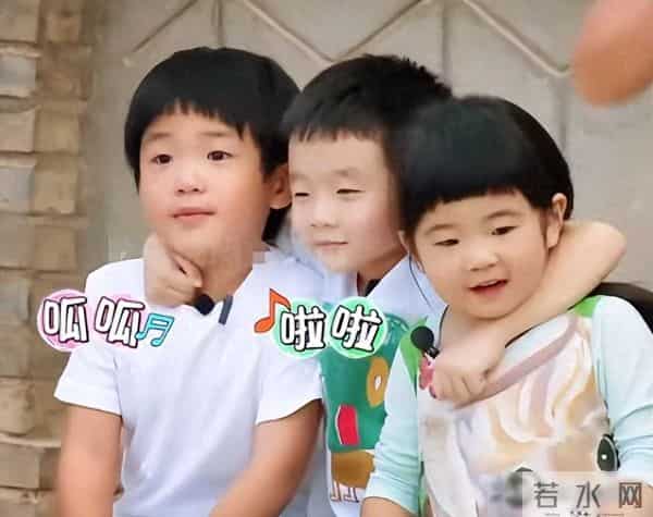 费曼与杨阳洋香港重聚，满嘴黄牙头秃油腻，举止怪异被曝有自闭症