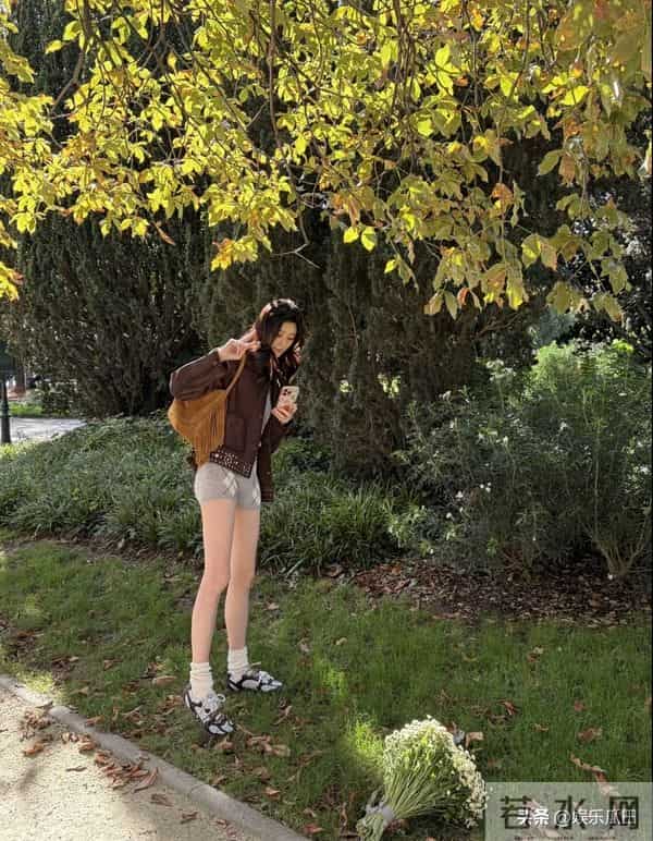 奚梦瑶晒为女儿庆生照 母女俩穿亲子装 画面好温馨 四岁女儿长腿抢镜