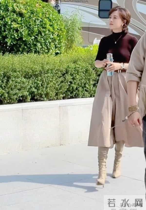 43岁孙俪上班被偶遇，她的身材真好，手里拿着保温杯，好会养生啊