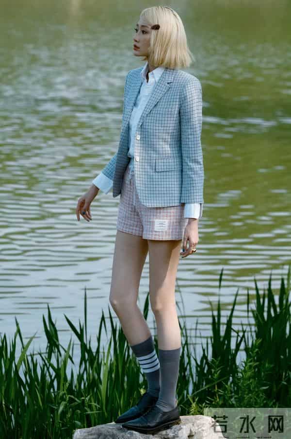 李斯羽“灰白袜”造型出圈！这大长腿谁看了不迷糊