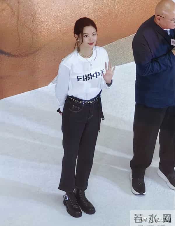 辛芷蕾现身佛山顺德万象汇，白上衣配牛仔裤，简约穿搭美出新高度