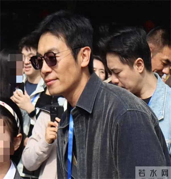 42岁朱亚文现身南京旅游，他的脸也有点显苍老了，岁月不饶人啊！