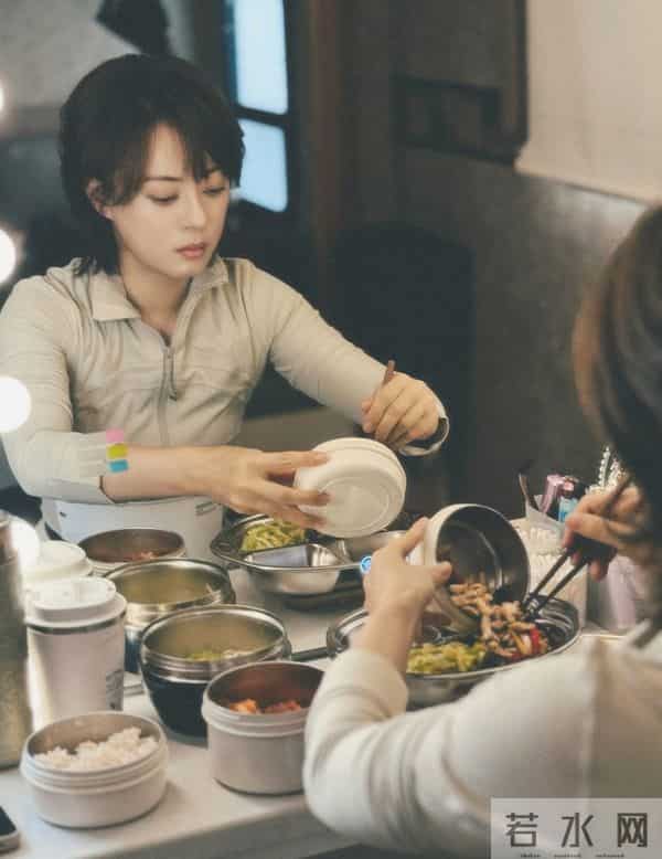 43岁孙俪吃饭带克数称，荤素搭配都要过秤，边吃边艾灸瘦得脱相