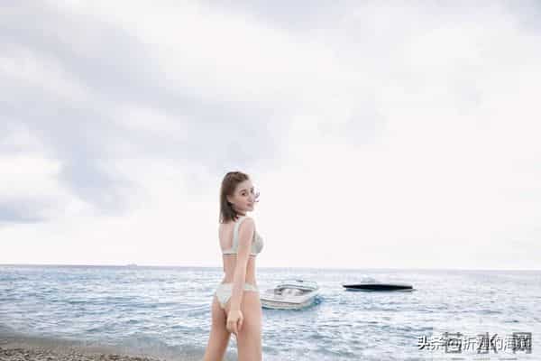 何超莲假日泳装穿搭精选