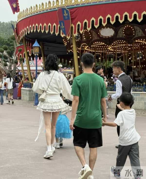 奚梦瑶一家万圣节游港迪，6岁何广燊个子高，近照像爸爸