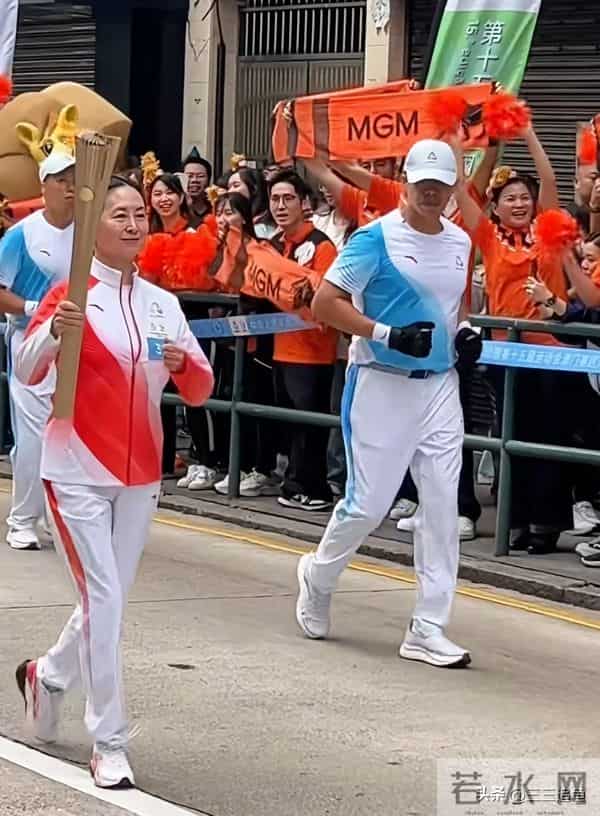 何超琼和妹妹何超凤同框，姐妹俩素颜出镜，俩人的仪态让人羡慕