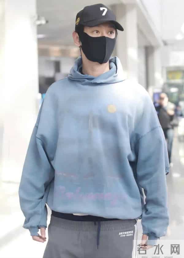 47岁黄晓明走机场放飞了！穿卫衣裤子提一半太潮流 这是什么新时尚