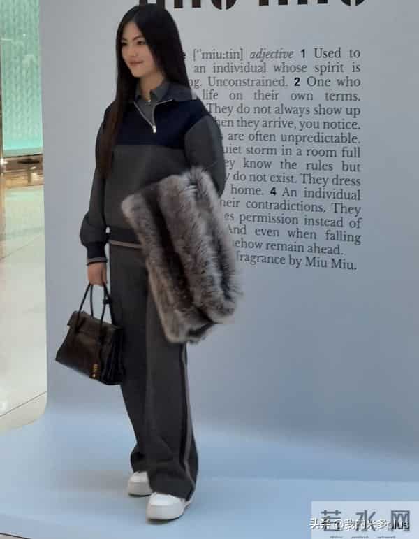 王诗龄现身上海，16岁气场不输赌王千金何超莲，王岳伦当女儿保镖