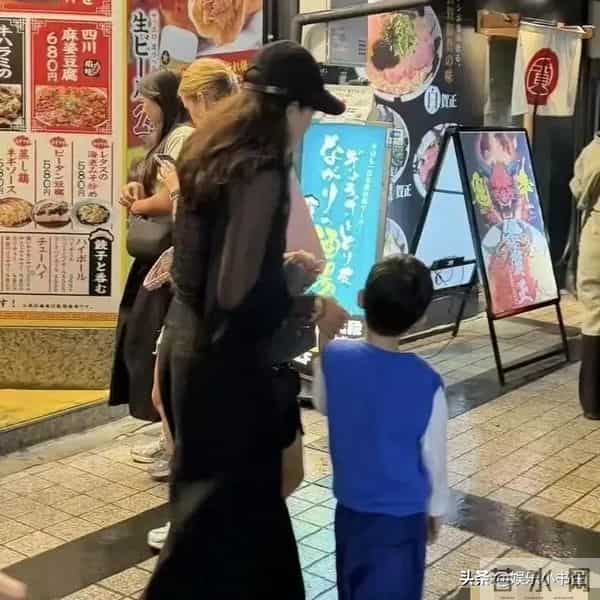 有网友在日本偶遇章子怡，她带着儿子和女儿旅行！