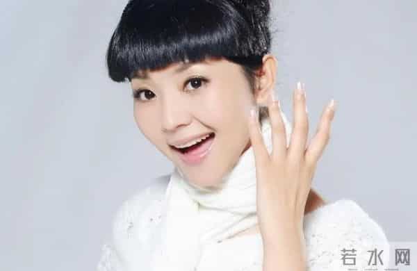 央视著名主持人与大8岁领导闪婚,婚后分居多年,她过得幸福吗?