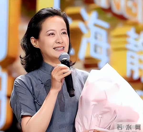 她嫁著名导演被捧红，丈夫病逝后不再演戏，如今56岁单身无儿无女