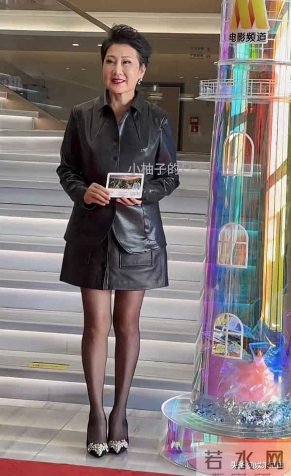 张凯丽线下活动，着皮衣皮短裙，黑丝美腿吸睛，63岁踩高跟超敬业