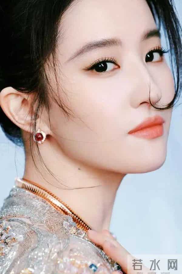 刘亦菲近照大胆的金色蕾丝透视裙，这腰臀比有点顶级