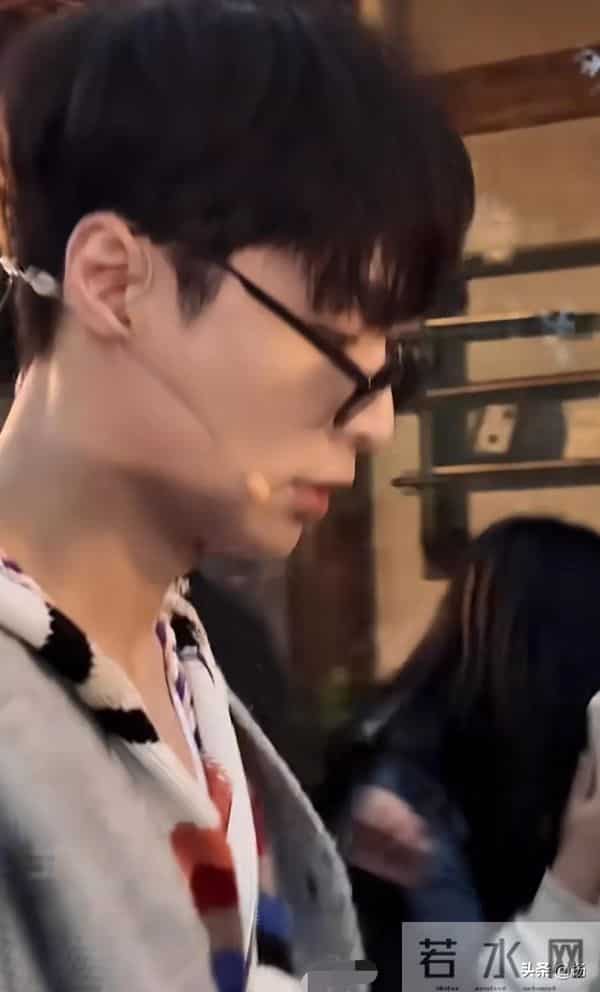 乌镇偶遇张艺兴，打扮酷帅和粉丝牵手，摘下墨镜说：装不了一点！