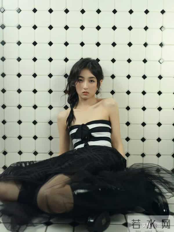 张子枫把自律藏进马甲线，把故事写进眼神里。