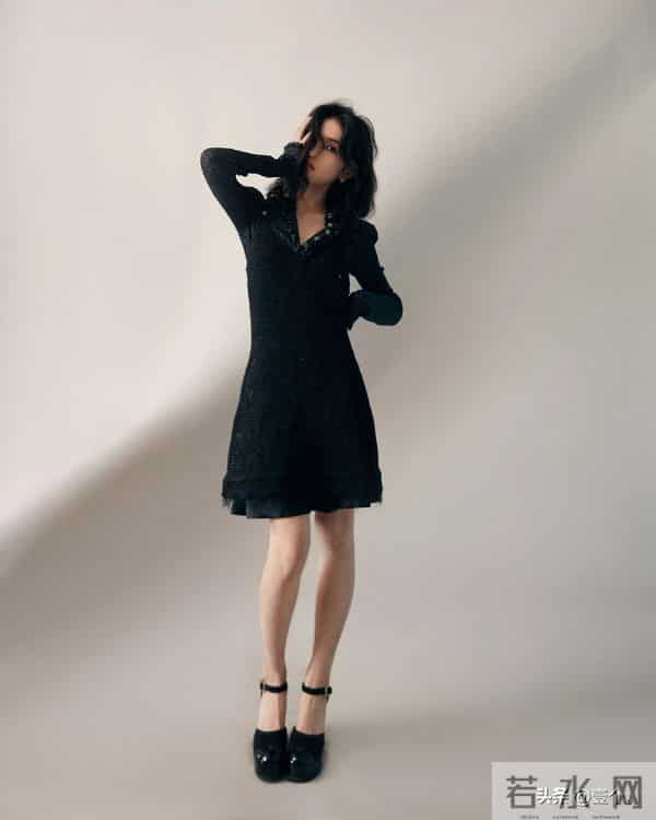 张子枫把自律藏进马甲线，把故事写进眼神里。