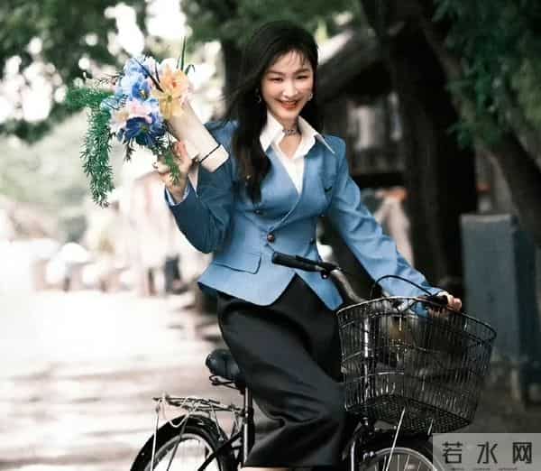 “草根女孩”金靖：成名不易，即使被开黄腔，也不敢得罪资本