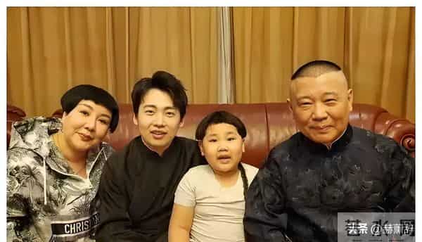 郭德纲带妻儿澳洲度假，郭汾阳扎耳洞面相凶狠，身材比爸妈还胖