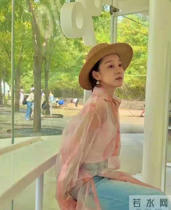 马龙龙嫂带儿子过万圣节！制服造型少女感超足，母子仨像姐弟仨