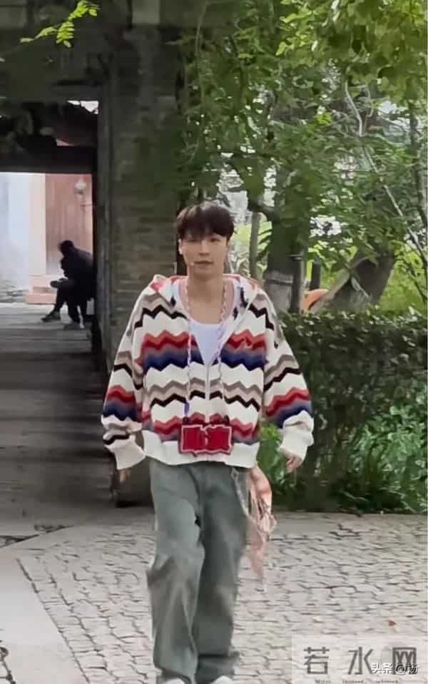 乌镇偶遇张艺兴，打扮酷帅和粉丝牵手，摘下墨镜说：装不了一点！