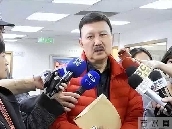 曾是一代歌王，却沦为人尽皆知的台独分子，如今家破人亡下场凄凉